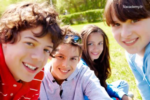 Centre Sportif du Gard : adolescents Gros plan de 4 adolescents souriant