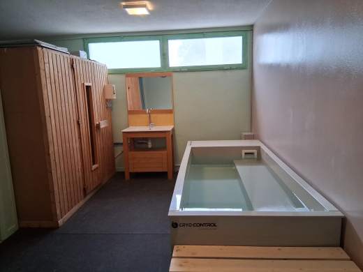 centre-sportif-du-gard-espace-recuperation-halle.jpg Photo de lespace récupération où il y a le bain froid au 1er plan et au second plan le sauna