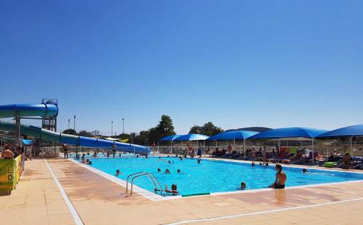 Piscine.jpg Piscine du côté du grand bassin avec le toboggan dans le fond à gauche