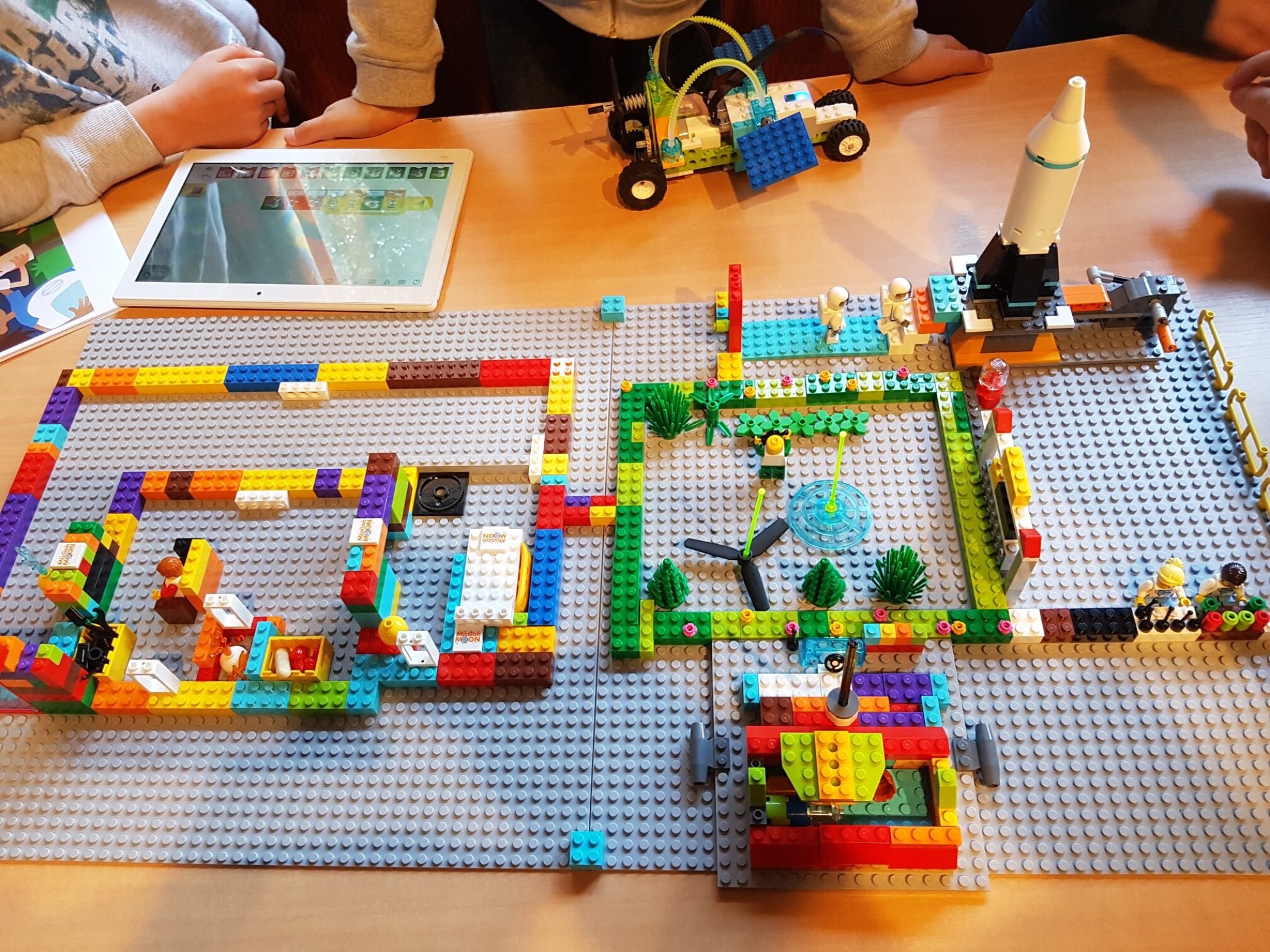 Séjour scolaire thématique : la robotique Photo du séjour scolaire thématique : robotique, montrant une maquette construite en lego