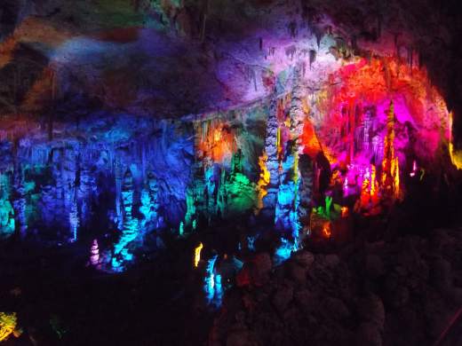 Photo de lactivité scolaire patrimoine naturel : visite de la grotte de la Salamandre montrant lintérieur de limmense salle avec des éclairages colorés