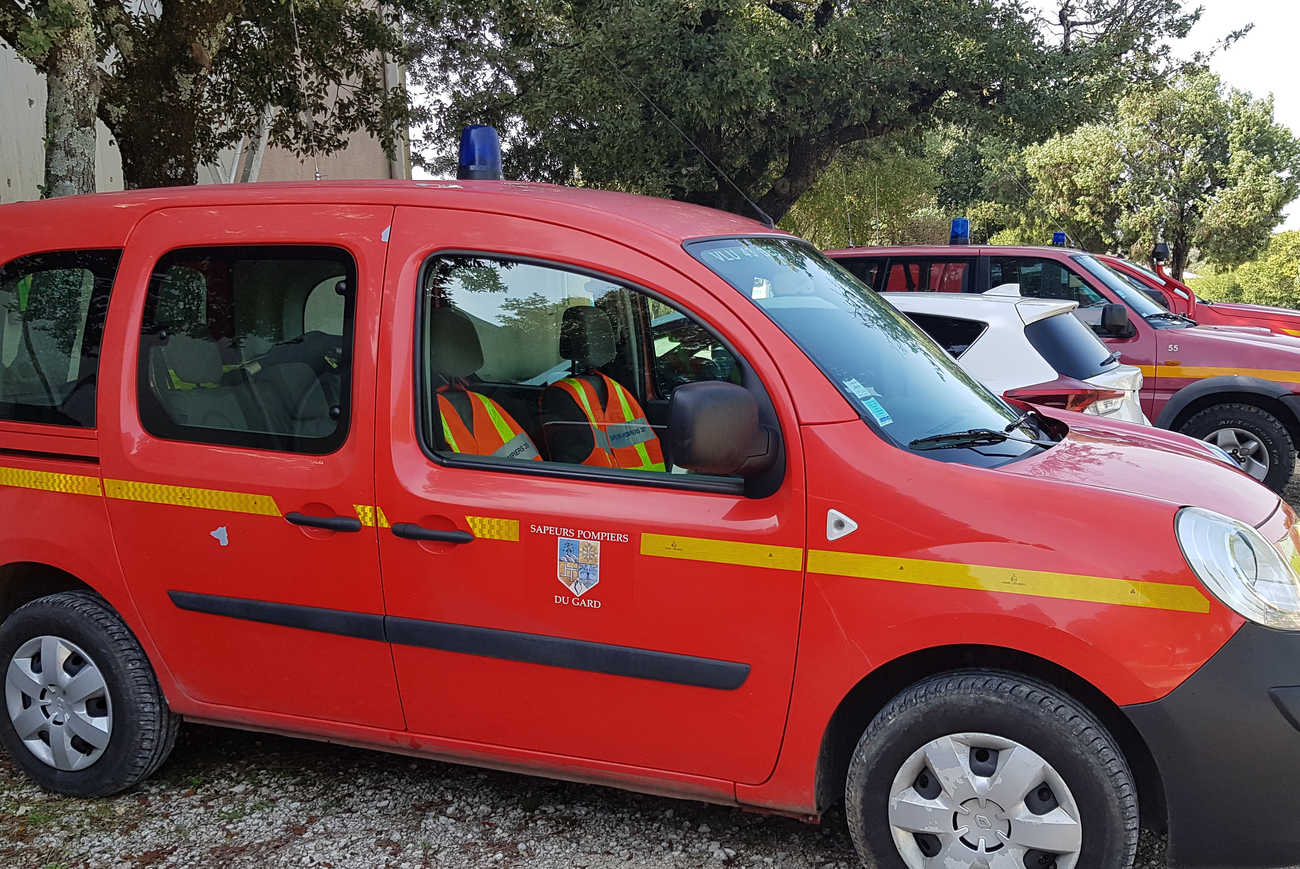 Numéros durgence Limage montre une voiture de pompier permettant dillustrer la rubrique contenant les numéros dappels durgence