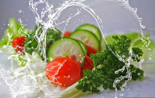 Salade fraicheur avec des éclaboussures deau illustrant la rubrique nutrition