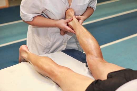 Gros plan sur le massage dun mollet illustrant la rubrique récupération